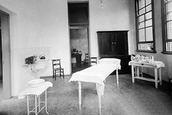 1912   – Mater Public Hospital treatment room