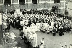 1947   – Religious ceremony on convent steps
